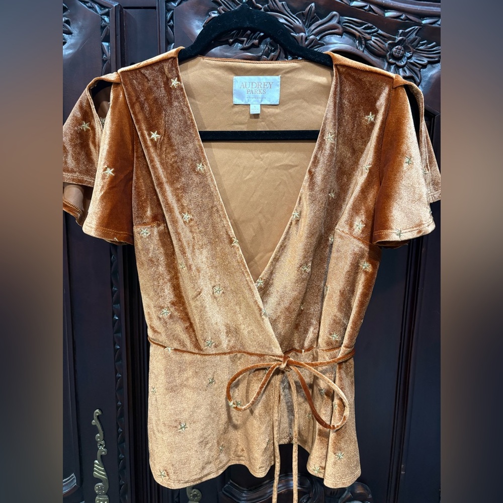 Wrap velvet star top